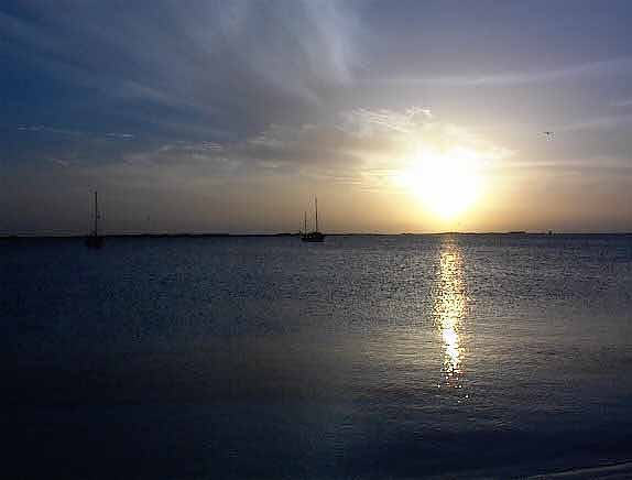 Los barcos y el sol en los Roques...